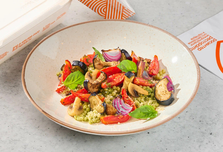 Запечённые овощи с фреголой и соусом песто