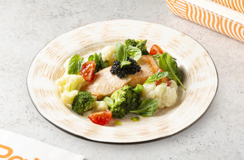 Стейк из лосося с овощами