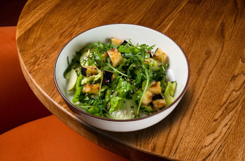 Зелёный салат с баклажанами